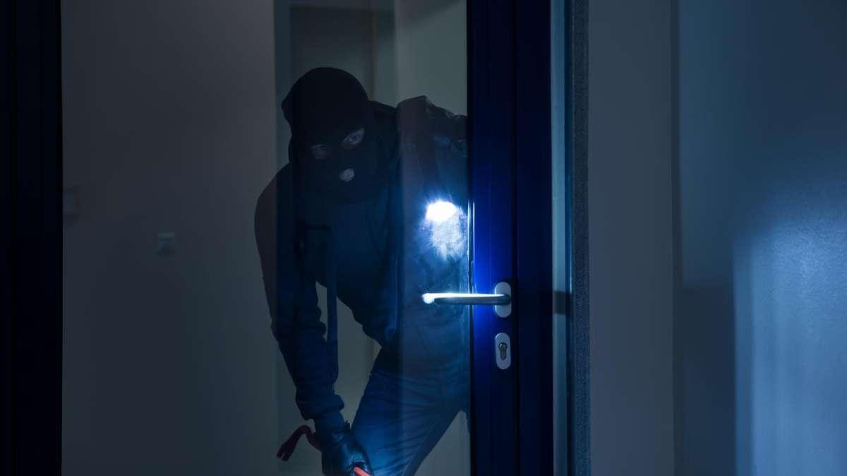Roma | Shock al Salario: coppia sorprende i ladri in casa, colluttazione violenta