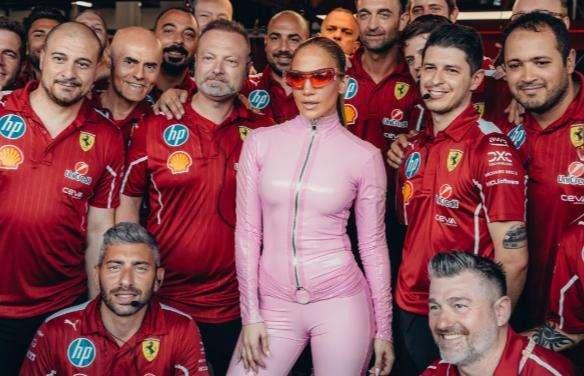 F1 | Ferrari, ospite d'onore ai box: Jennifer Lopez posa davanti la SF-25