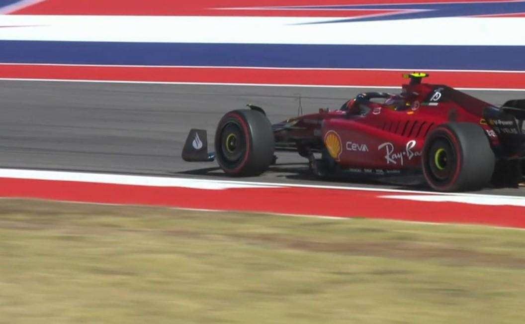 Formula 1 | Ferrari, Sainz aggressivo dalle FP1: perde pezzi dopo salto sul cordolo