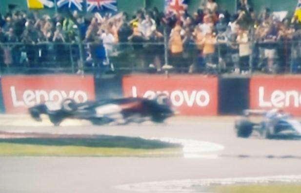 Formula 1 | Silverstone, incidente pauroso per Zhou: l'Alfa Romeo decolla e si cappotta