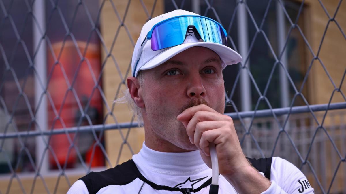 F1 | Bottas snobba il jet privato: a Singapore ci va in bicicletta