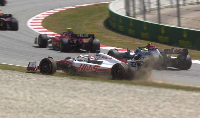 Formula 1 | Mercedes, Hamilton chiede di ritirarsi dopo 5 giri: è a 55 secondi da Leclerc
