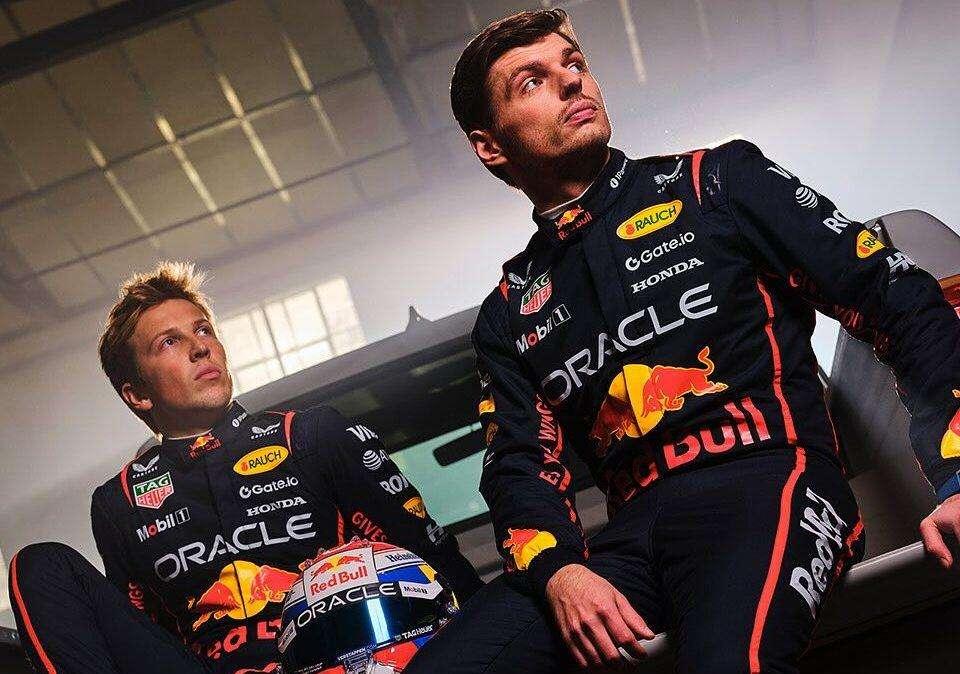 F1 | Red Bull svela le nuove tute di Verstappen e Lawson per il 2025 di F1