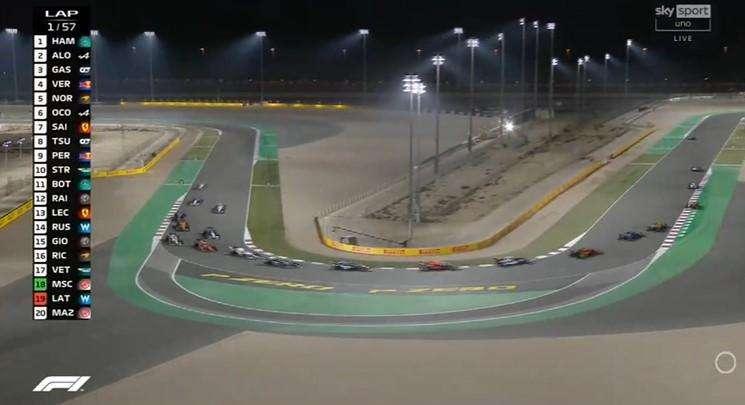 Formula 1 | Il primo giro fantastico del Qatar: la rimonta di Max, le mosse di Alonso