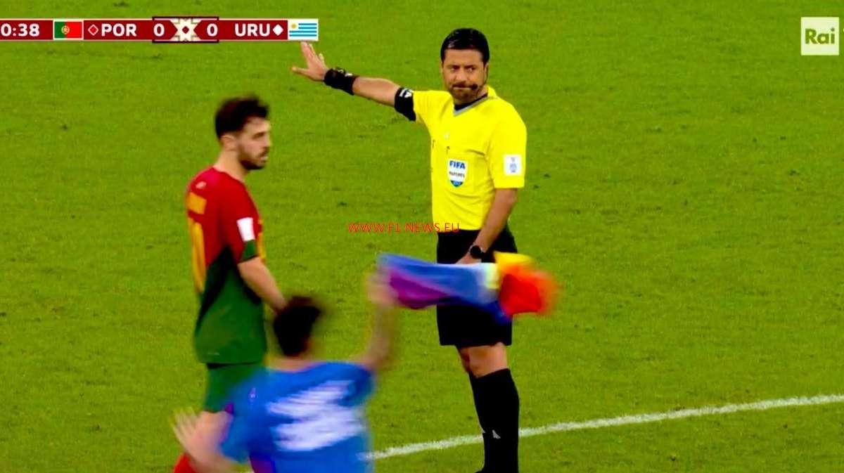 Mondiali Qatar 2022 | Portogallo-Uruguay, invasione con bandiera arcobaleno