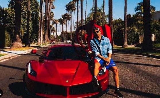 F1 / Hamilton e la foto con la Ferrari. I tifosi: "Vai a Maranello?"