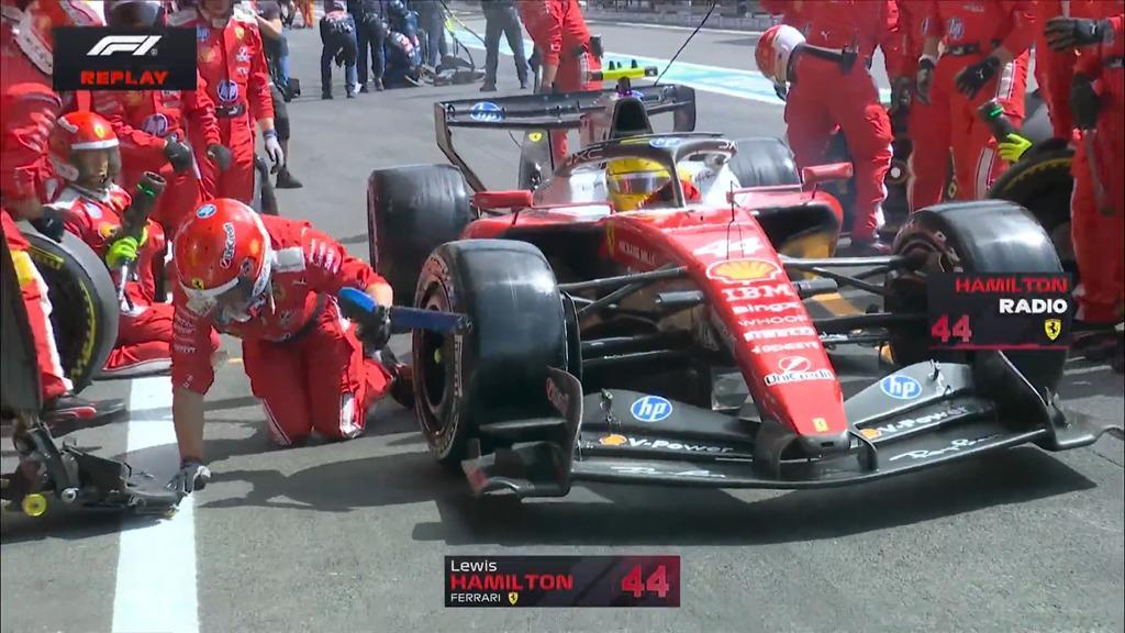 F1 | Attimi di paura ai box Ferrari: Hamilton riparte e sfiora un meccanico