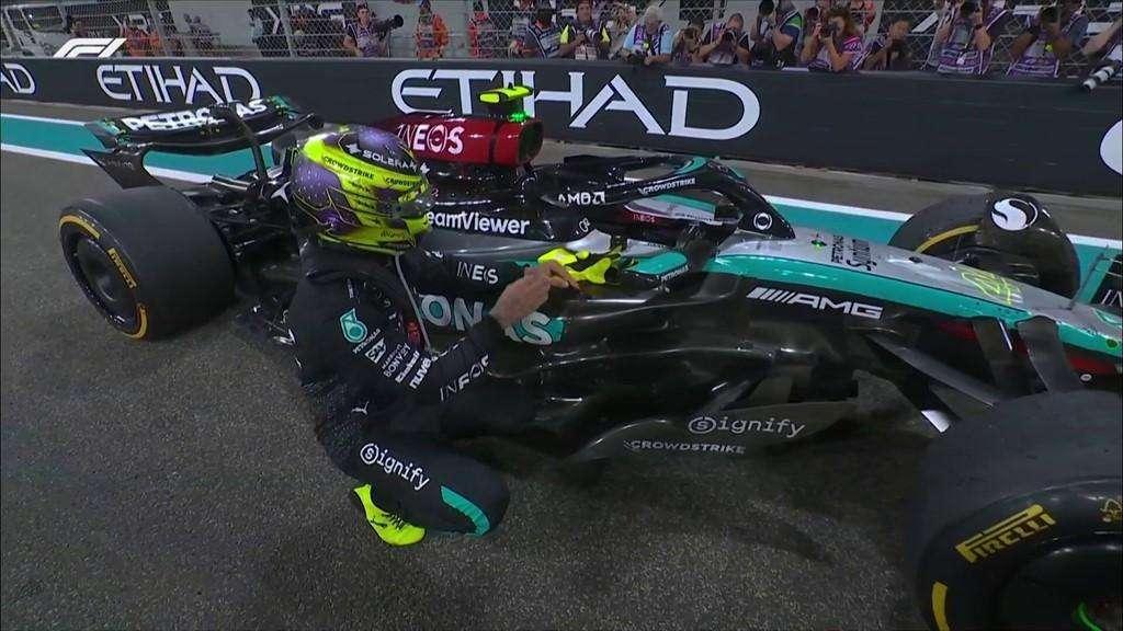 F1 | Hamilton saluta la Mercedes: si inginocchia e l'accarezza per l'ultima volta