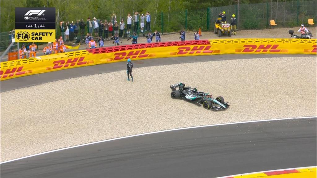 F1 | Spa: Hamilton manda Russell nella ghiaia, Safety Car in pista