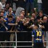 Lautaro segna e si arrampica sulla balaustra. Davanti a un tifoso speciale