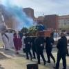 VIDEO - Cori, applausi e fumogeni all'uscita del feretro di Mazzola