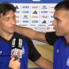 Lisandro Lopez abbraccia Lautaro e gli lascia il microfono