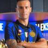 VIDEO - Stankovic nella sala trofei con la maglia dell'Inter: il sogno diventa realtà