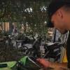 Lautaro scatenato su una bici a noleggio in giro per Milano: il video virale sui social