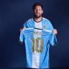 Una maglia per Messi firmata da tutti. Ecco la dedica di Lautaro