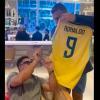 Vieri e Ronaldo di nuovo insieme... per un autografo con dedica