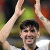 Kane re a Londra: Stones applaude il Pallone d'Oro 2026