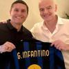 La maglia Home dell'Inter per Gianni Infantino: a consegnarla è Javier Zanetti