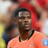 Abbracci tra Dumfries e Dzeko prima dell'amichevole tra Schalke e Real
