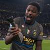 Thuram in posa con il premio di MVP. Ma lo tiene... al contrario