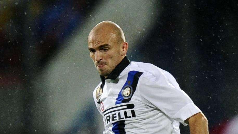 Paura per Cambiasso: una pallonata lo stordisce