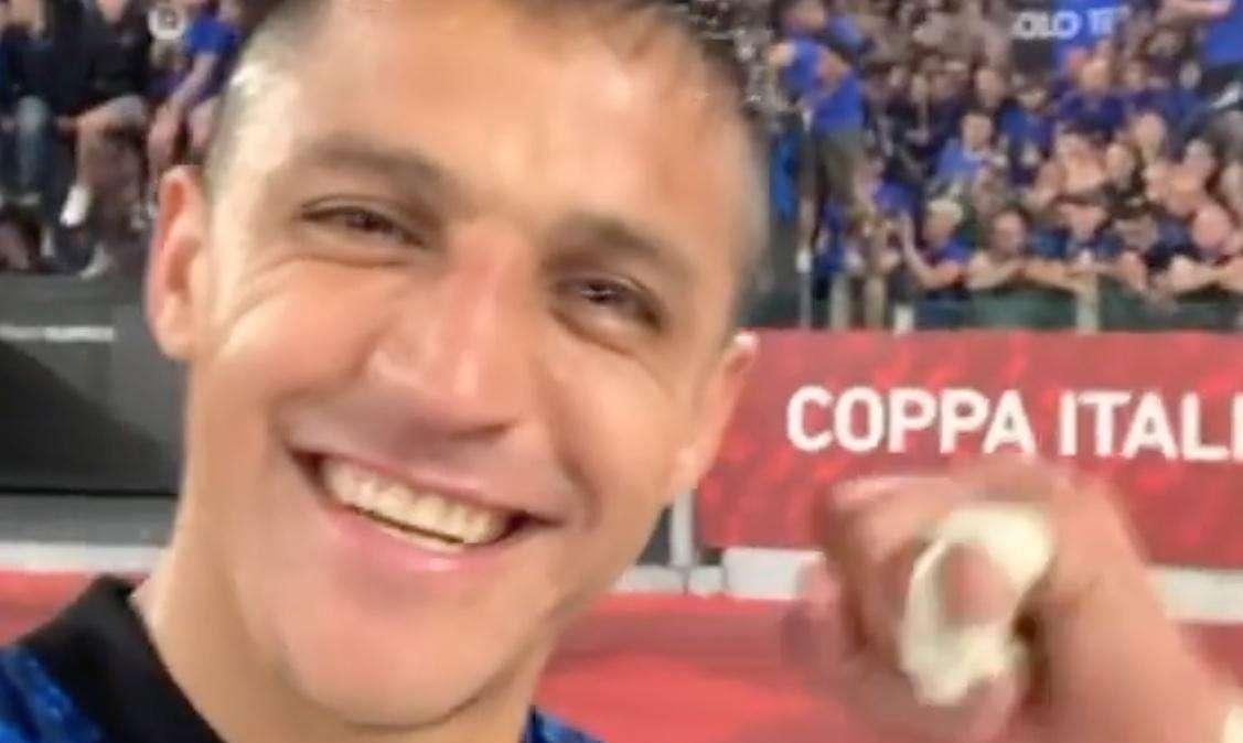 Sanchez, gioia sotto la Curva Nord: "Ci sono voluti 11 anni per vincere la Coppa Italia"