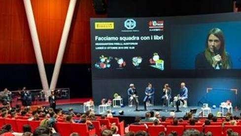 La Fondazione Pirelli dona 300 libri alle scuole di Milano: all'incontro presenti anche Zanetti e R. Baresi 