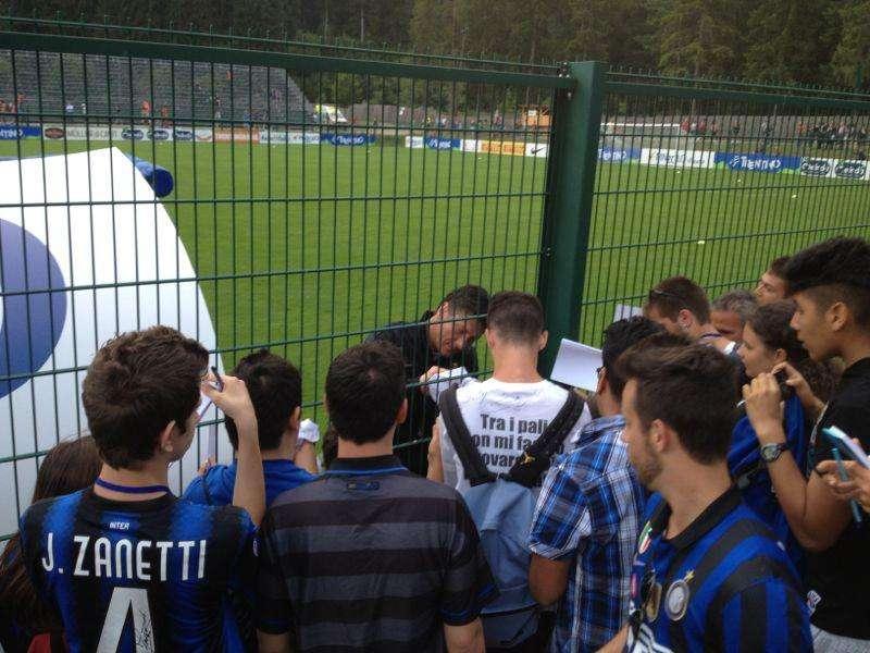 Mazzarri, tanti autografi a fine allenamento. E poi...