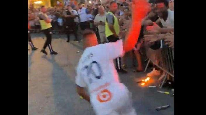 VIDEO - Sanchez, il saluto di Marsiglia è da brividi. E per ricambiare rischia il patatrac
