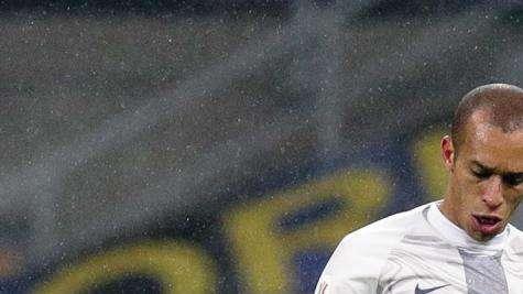FcIN - La Roma cerca un centrale, Miranda vuole restare in Europa. Può essere lui la chiave per Dzeko