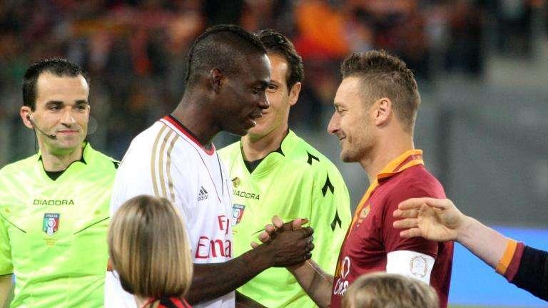 Anche Balotelli omaggia Totti. Il calcione è lontano