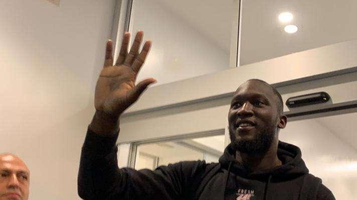 VIDEO - Lukaku 'assediato' dai tifosi dopo la vittoria nel derby