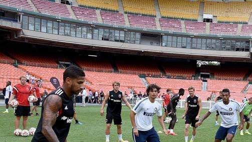 FOTO - M'Vila, nuovo look. Ora somiglia a Maicon