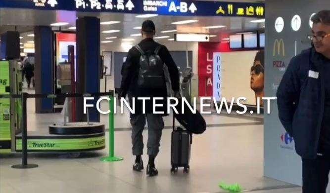 VIDEO - Spinazzola all'aeroporto di Linate: il terzino torna a Roma dopo il mancato scambio con Politano