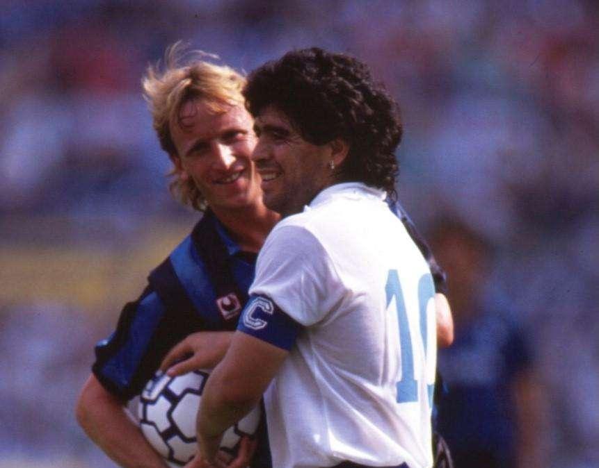 L'Inter ricorda Maradona: "Il numero dieci di ogni epoca, il più grande. Il mondo nerazzurro abbraccia i familiari"