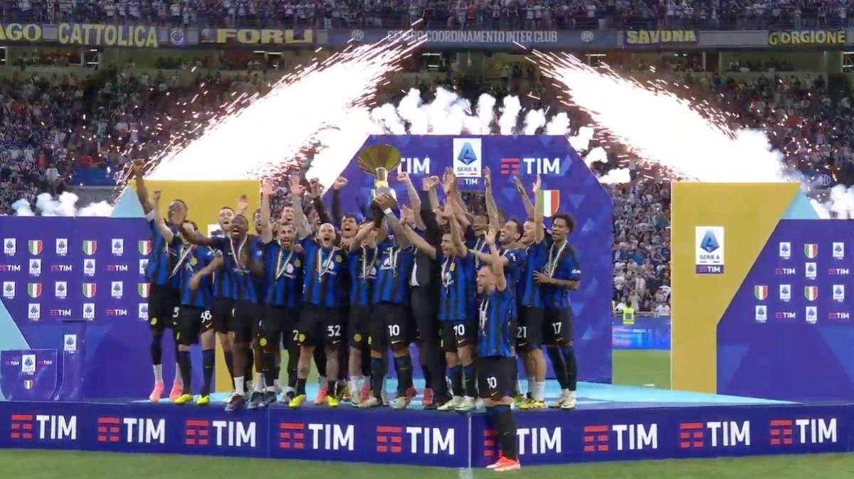  LAUTARO ALZA LA COPPA DELLO SCUDETTO AL CIELO, L'INTER È CAMPIONE D'ITALIA 2023-2024