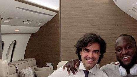 Pastorello posa sull'aereo con Lukaku: "Inter, stiamo arrivando"