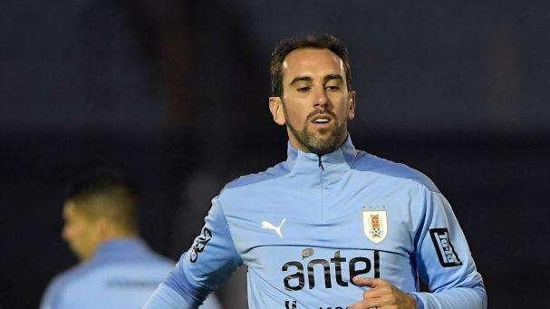 Si ritira a 44 anni El Loco Abreu, il saluto di Godin: "Esempio di gioia e professionalità"