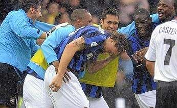 I nerazzurri festeggiano lo scudetto, sotto il diluvio di Parma