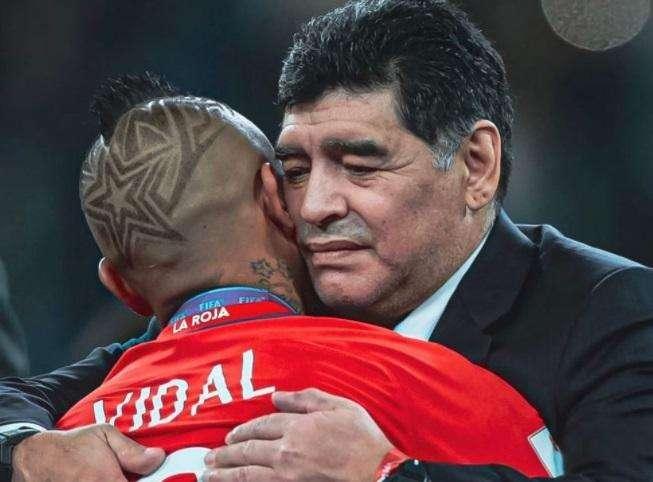Vidal, omaggio a Maradona: "Riposa in pace leggenda"