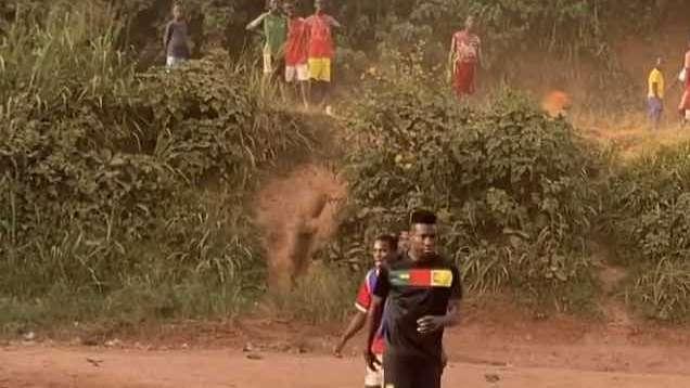 Proseguono le ferie di Onana: il portiere nerazzurro gioca a calcio in Camerun con dei bambini