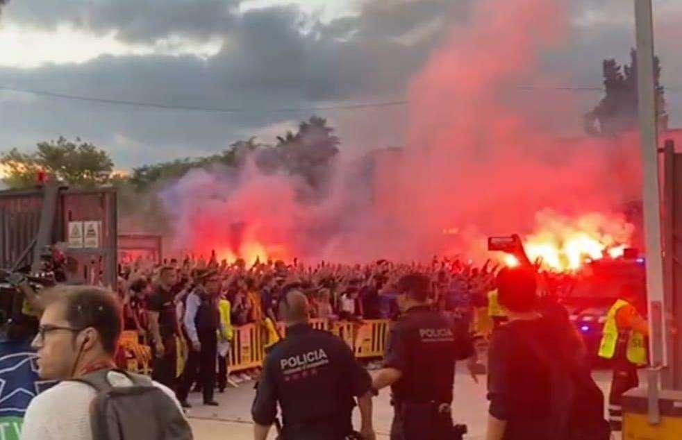 VIDEO - Clima già rovente al Camp Nou: cori anti-Inter dai tifosi Culé agli ingressi