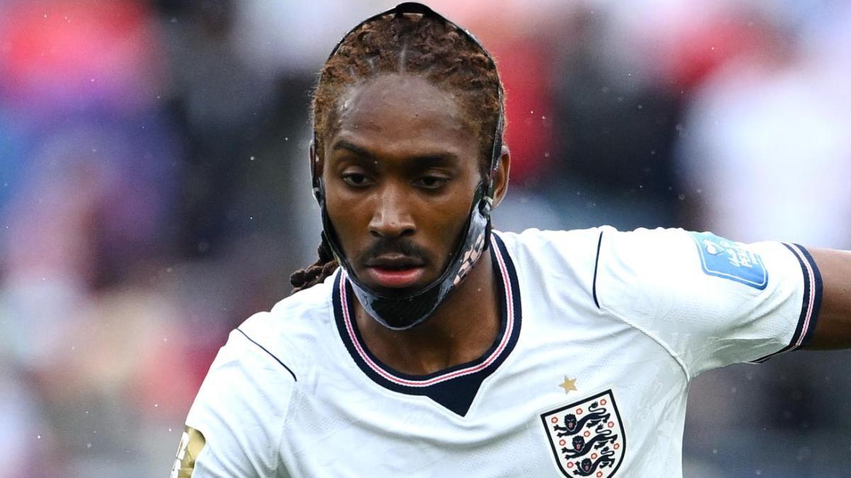Spence "mascherato": ecco cos'è successo al laterale inglese