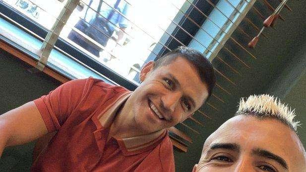 Vidal posta una foto con Sanchez: "Tanta storia". Via alle interpetazioni