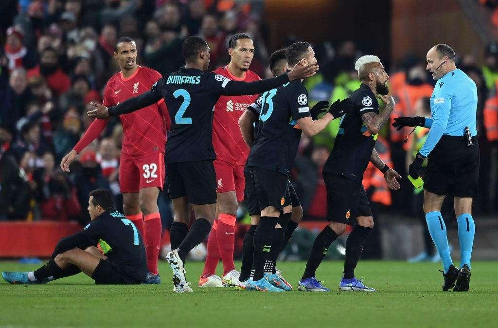 Anche Carragher contro Lahoz: "L'intervento di Sanchez non è nemmeno vicino al giallo"
