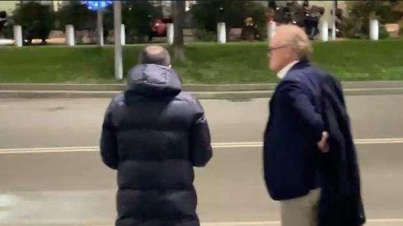 VIDEO - L'agente di Lautaro in sede: "Nessuna novità, sta bene all'Inter. Son venuto per altro, non faccio nomi"