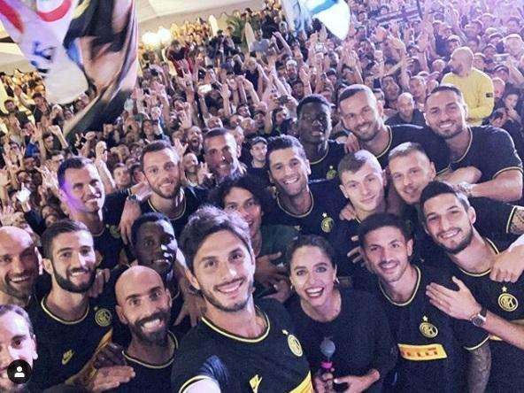 "Correndo verso la storia": Inter, la foto di gruppo con i tifosi a margine della presentazione della 3^ maglia