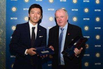 Inter-Slavia, scambio di doni prima della Champions. Il club nerazzurro accoglie gli ospiti: "Benvenuti"