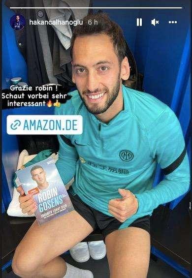 Calhanoglu in posa con la biografia di Gosens: "Grazie Robin!"