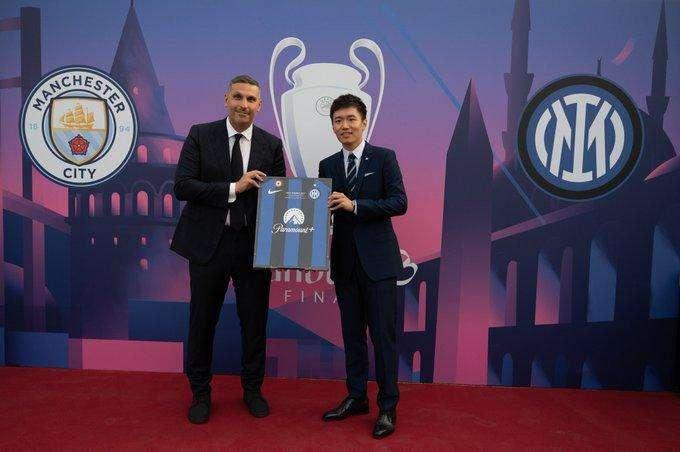 Cena ufficiale UEFA, scambio di doni tra i presidenti di Inter e Manchester City